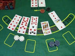Meja live-dealer Microgaming dengan dealer profesional